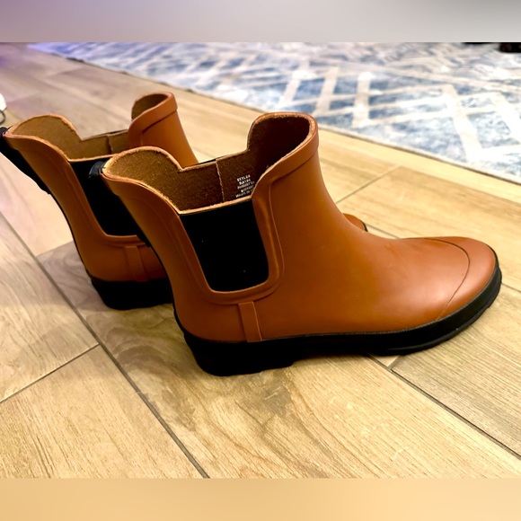 Brand new JCrew Camel Rain Boots - Size 10 - Picture 1 of 3